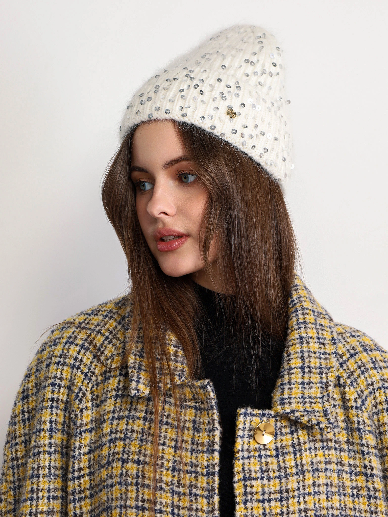 Шапка-бини с отворотом с пайетками белого цвета